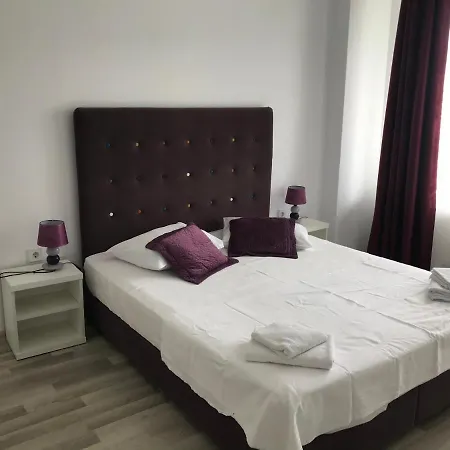 Wavessummerland Mamaia